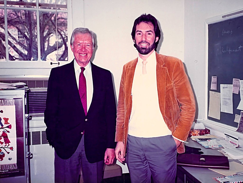 Младият Къртни Браун с президента Джими Картър в университета „Емори“ през 1987 г.